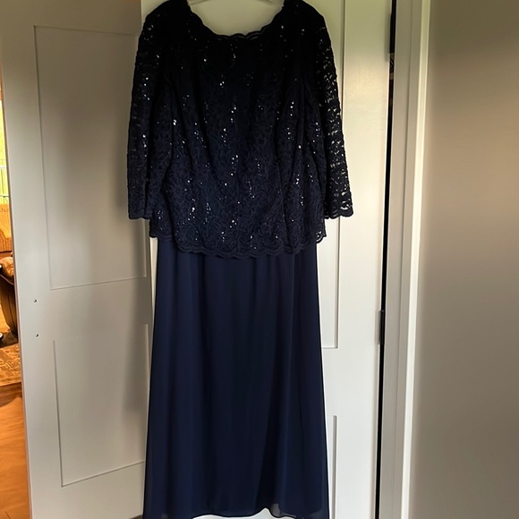 Woman’s formal dress - Picture 1 of 6